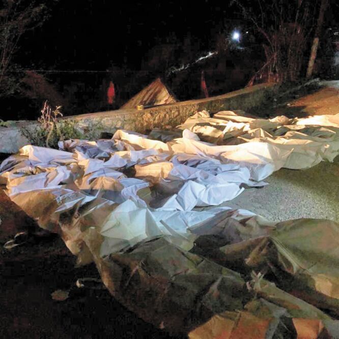 Decenas de cuerpos quedaron apilados a la orilla de la carretera donde se desbarrancó el autobús en el viajaban los centroamericanos. FOTOS: ESPECIALES