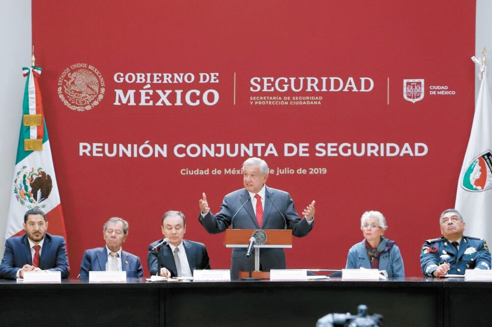 Acompañado por legisladores y funcionarios federales, el presidente Andrés Manuel López Obrador llamó a los gobernadores a cerrar filas “para enfrentar el grave problema de inseguridad y de violencia”. Foto/BERENICE FREGOSO. EL UNIVERSAL