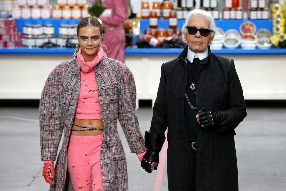 Cara Delevingne fue una de sus amigas más queridas y su musa / Foto: REUTERS