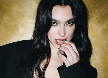 Dua Lipa muestra cómo llevar una falda con abertura profunda