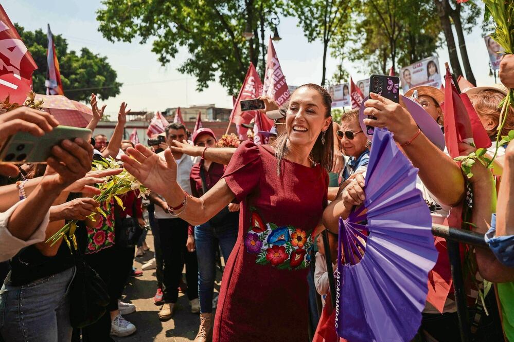 Claudia Sheinbaum estuvo de gira en las alcaldías de Coyoacán y Venustiano Carranza de la Ciudad de México. Fue acompañada por la aspirante a la Jefatura de Gobierno, Clara Brugada. Foto: Diego Simón | El Universal