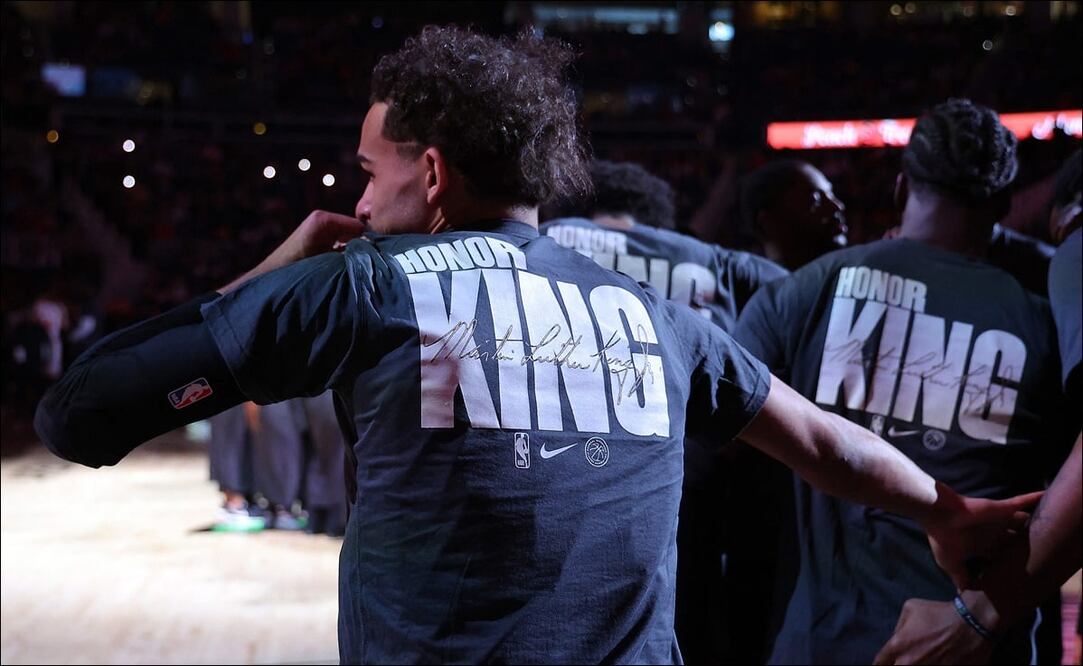 Trae Young utiliza la camiseta en honor a MLK durante el calentamiento. FOTO: AFP