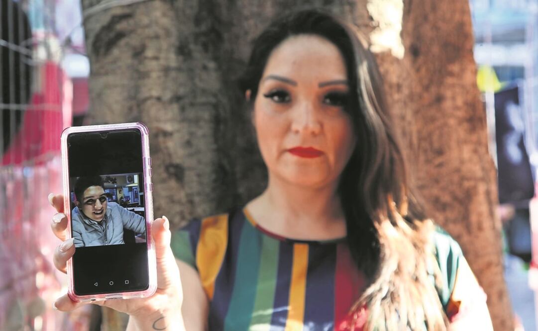 Magali muestra una fotografía de su hijo Kevin y asegura que el día en que se cometió el crimen el joven estaba lavando su carro y paseando con su novia. Foto: Valente Rosas / EL UNIVERSAL