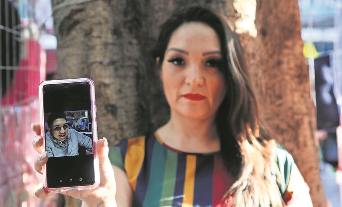 Magali muestra una fotografía de su hijo Kevin y asegura que el día en que se cometió el crimen el joven estaba lavando su carro y paseando con su novia. Foto: Valente Rosas / EL UNIVERSAL
