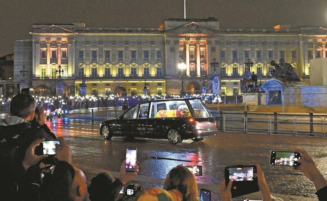 La carroza con el ataúd de la reina Isabel II, al llegar a Buckingham. Foto: Justin Tallis/ AFP.