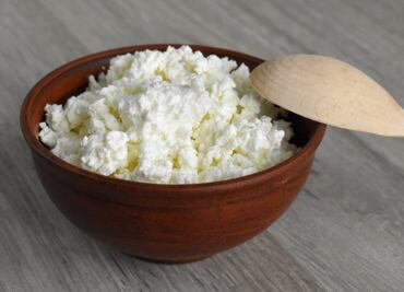 El tipo de queso con más proteína que la leche que te ayudará a dormir mejor