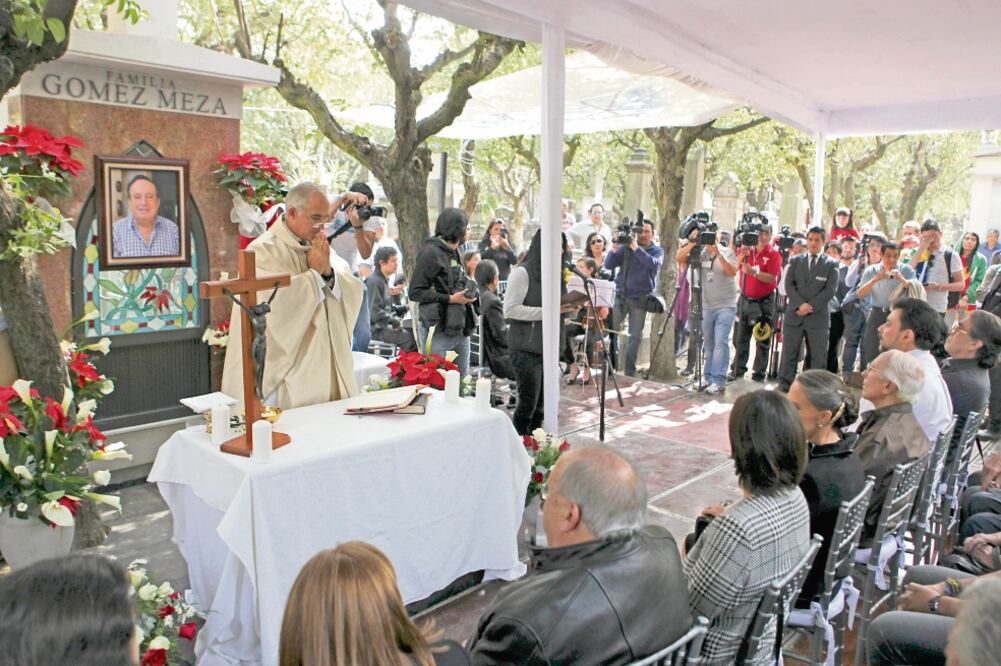 El sacerdote que ofició la misa, Eduardo Linares, dijo que es fan de El chapulín colorado (FOTOS: LUCÍA GODÍNEZ. EL UNIVERSAL)