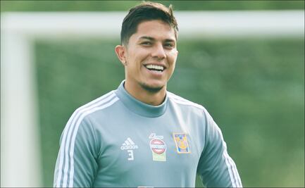 La afición de Chivas enloquece con Carlos Salcedo 