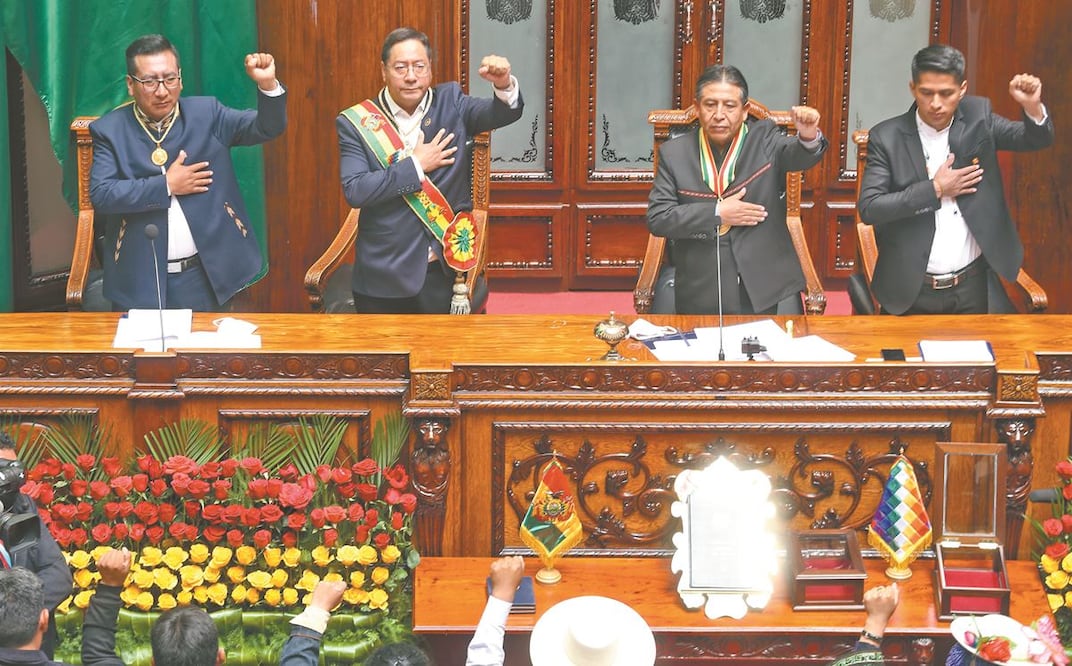 Luis Arce (segundo de izquierda a derecha) y David Choquehuanca (tercero), asumieron sus cargos de presidente y vicepresidente en La Paz. Jorge Mamani. AP