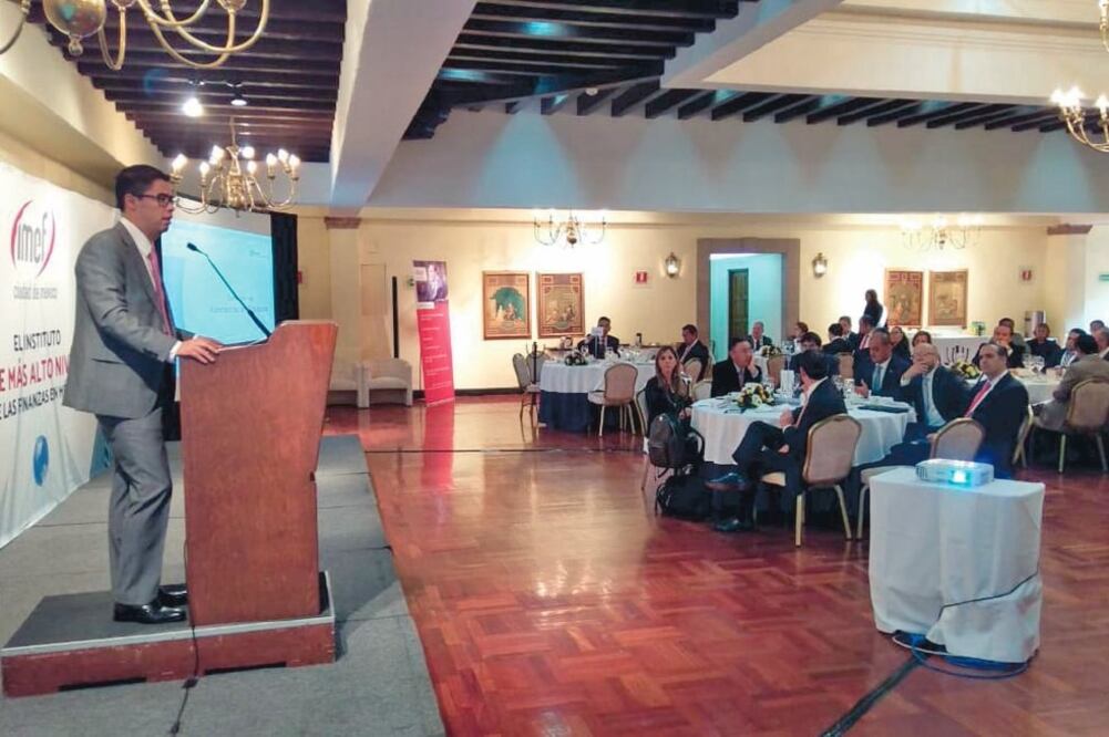 Osvaldo Santín, jefe del SAT, en el foro del IMEF. El funcionario sugirió a los sujetos obligados por la ley antilavado a presentar los avisos antes de recibir multas. Foto: ESPECIAL