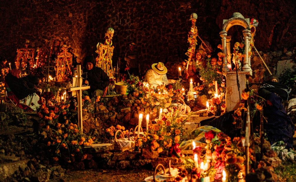 Durante la noche del 1 de noviembre, los pobladores navegan en pequeñas embarcaciones y canoas a la Isla de Janitzio. Foto: Pexels