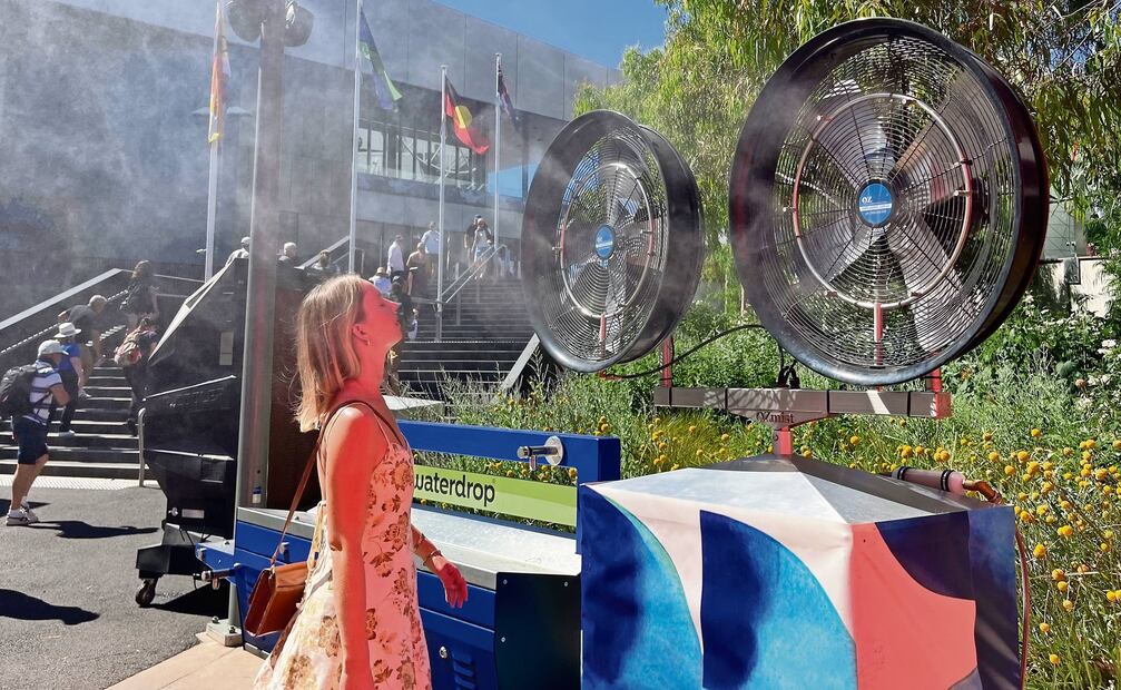 Imagen de una máquina para refrescar el
ambiente en el área donde se disputó el
Abierto de Australia de tenis, en
Melbourne. Foto: Edurne Morill / EFE