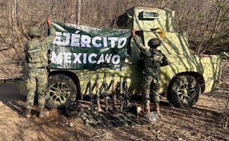 Aseguran vehículo tipo “monstruo” y arsenal en Sinaloa; Ejército detiene a hombre y mujer armados en Culiacán