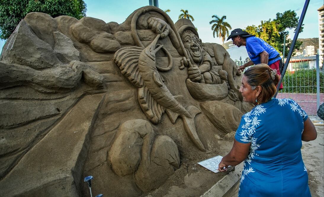 Artistas de distintos países elaboran esculturas gigantes de arena en el puerto de Acapulco, Guerrero, para atraer a turistas y exhibir los emblemas de este sitio, el 10 de abril de 2025. Foto: EFE
