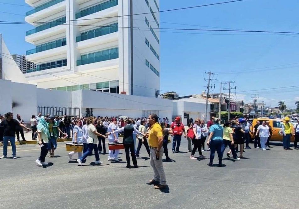 Cuerpos de auxilio evacuaron a 358 personas en Mazatlán, ante el reporte de una supuesta fuga de gas en una Guardería. Foto: Especial