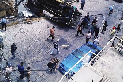 Volcadura de microbús escolar deja 9 lesionados