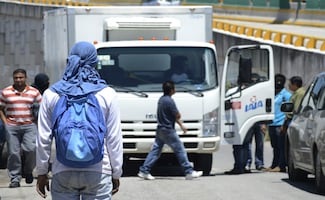 Egresados de la Normal de Ayotzinapa bloquean autopista del Sol; exigen plazas