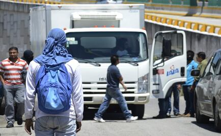 Egresados de la Normal de Ayotzinapa bloquean autopista del Sol; exigen plazas