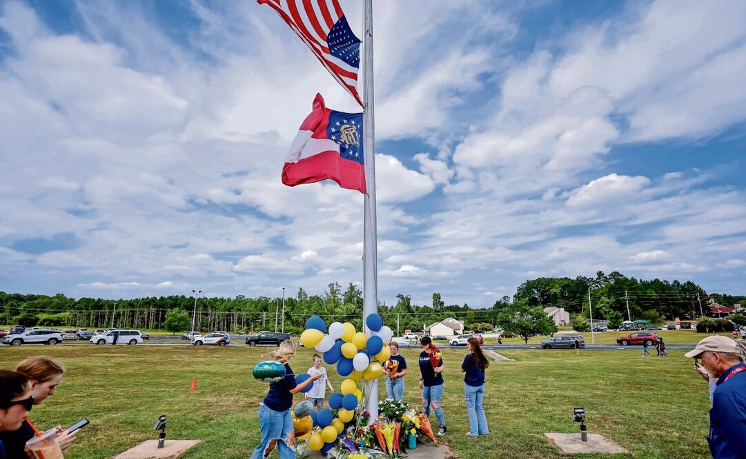 Asistentes a un memorial improvisado, días después de un tiroteo mortal en la escuela secundaria Apalachee en Winder, Georgia. Foto: Erick S. Lasser / EFE