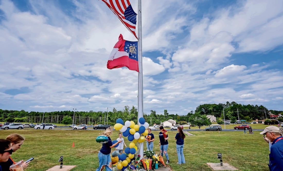 Asistentes a un memorial improvisado, días después de un tiroteo mortal en la escuela secundaria Apalachee en Winder, Georgia. Foto: Erick S. Lasser / EFE