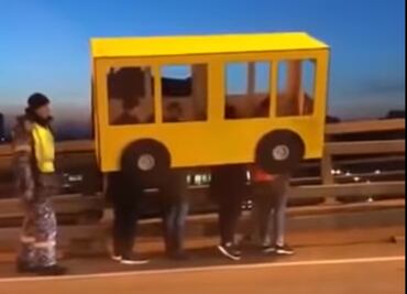En video: 4 hombres se “disfrazan” de autobús para cruzar un puente vehicular y son detenidos por la policía