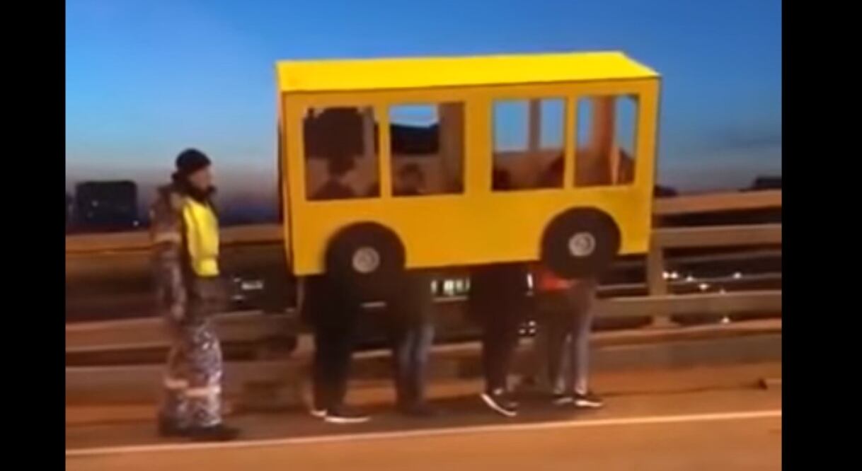 En video: 4 hombres se “disfrazan” de autobús para cruzar un puente vehicular y son detenidos por la policía