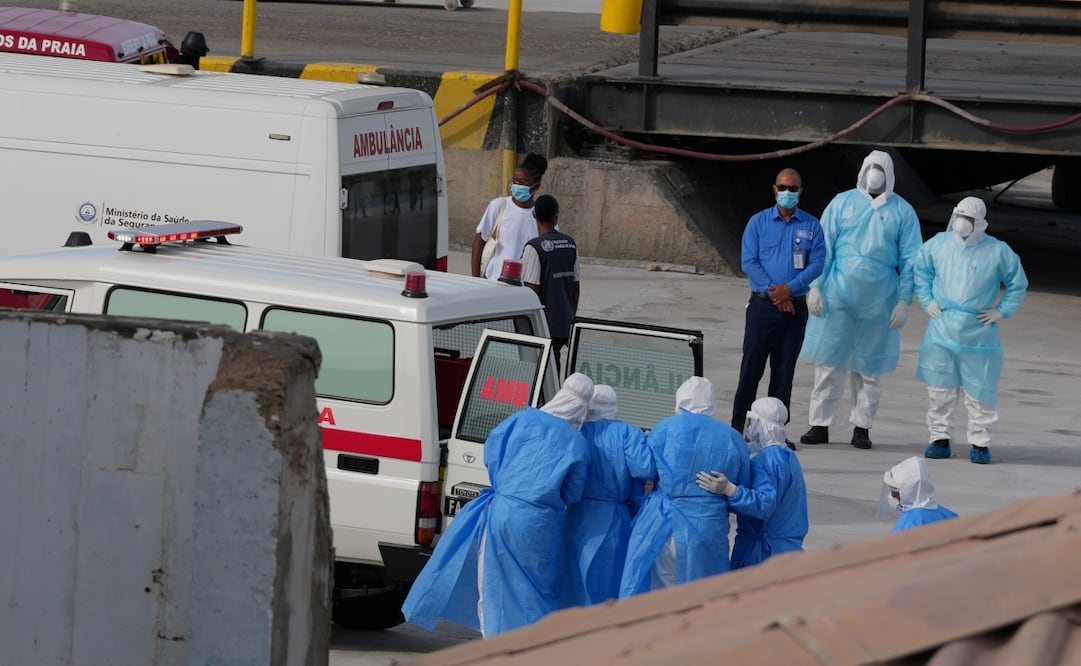 Personal médico traslada a pasajeros del crucero MV Hondius en el puerto de Praia, Cabo Verde. (06/05/2026). Foto: AP.