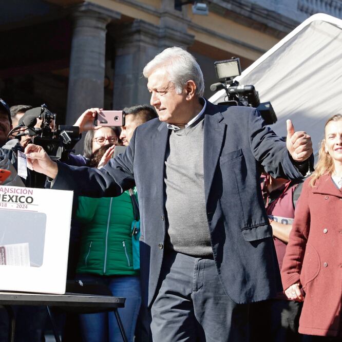 Andrés Manuel López Obrador, presidente electo, emitió ayer su voto a favor de los 10 temas de la segunda consulta que se realiza. ARCHIVO EL UNIVERSAL