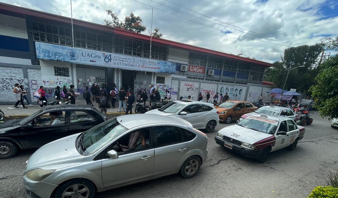 Ciudadanos realizan sus actividades con normalidad en Chilpancingo, Guerrero, el miércoles 1 de octubre de 2025, tras tres días en que las calles se vieron vacías por los ataques al transporte público. Foto: Arturo de Dios Palma/EL UNIVERSAL