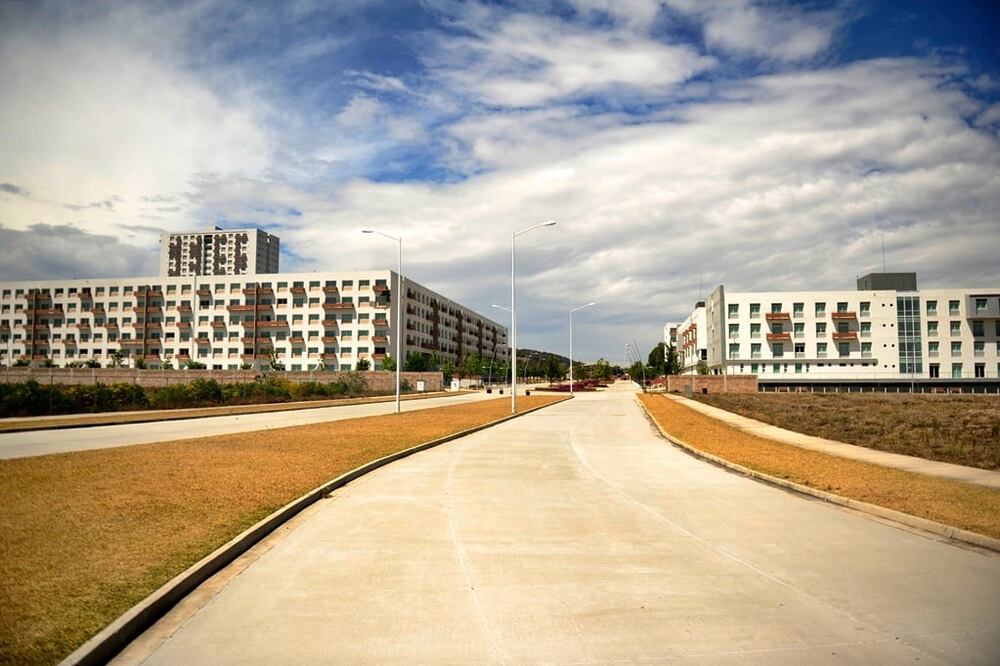 La mala planeación de los Juegos Panamericanos Guadalajara 2011 provocó que la Villa Panamericana se construyera tarde y en un lugar inadecuado, lo que hoy la ha convertido en un elefante blanco muy caro para el erario. 