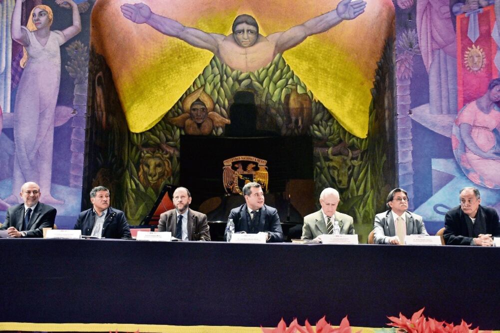 El secretario de Desarrollo Social capitalino, José Ramón Amieva (centro); el de Cultura, Eduardo Vázquez (izq.) y Jesús González Schmal, Autoridad del Centro Histórico (derecha), presidieron la ceremonia en San Ildefonso. Foto: ALONSO ROMERO. EL UNI. 