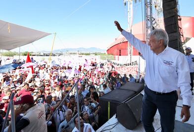 Acompañado de Fastlicht y Romo, AMLO llama a la unidad al sector empresarial