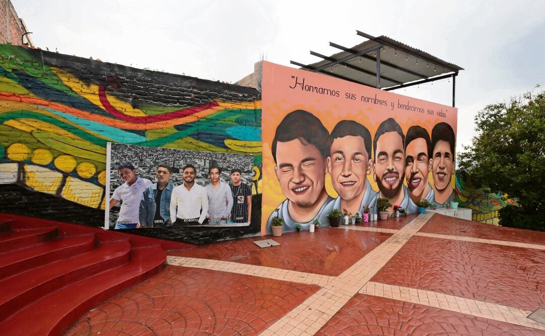 En el mirador de la colonia San Miguel, en Lagos de Moreno, se pintó un mural con los rostros de los cinco jóvenes, el cual se ha convertido en un emblema del municipio que, hasta el año pasado registraba 404 desaparecidos. Foto: Miguel García / EL UNIVERSAL