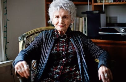 Hija de la escritora Alice Munro señala haber sido víctima de abuso sexual en su infancia y que su madre calló