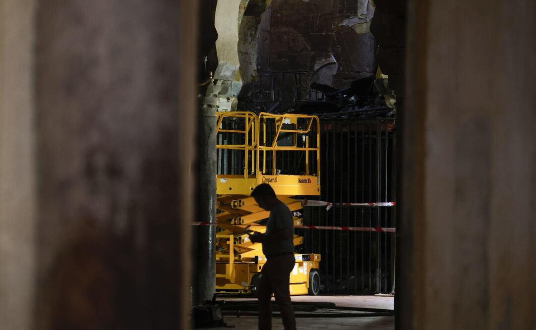 Una capilla colapsada, en la que se ha derrumbado el techo, y otras dos afectadas es el balance de daños que ocasionó el fuego. Foto: EFE/Salas.