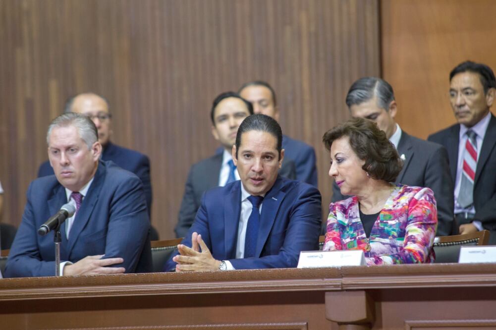 El gobernador de Quéretaro (centro) estuvo presente en la ceremonia de instalación del Comité Coordinador del Sistema Estatal Anticorrupción. (DEMIÁN CHÁVEZ. EL UNIVERSAL)