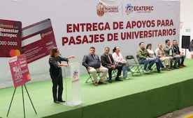 Alcaldesa de Ecatepec entrega 5 mil tarjetas a estudiantes universitarios; les depositarán mil 250 pesos mensuales para usar el transporte público