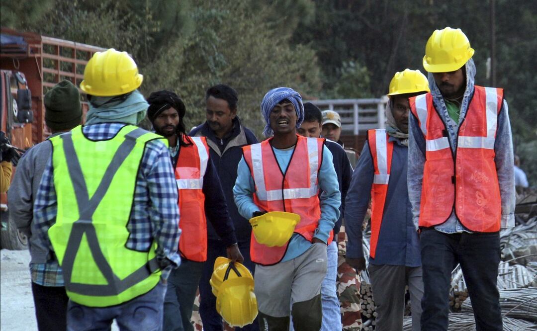 Rescatistas cerca del lugar donde unos trabajadores quedaron atrapados en un túnel, en el estadio de Uttarakhand de India. Foto: AP