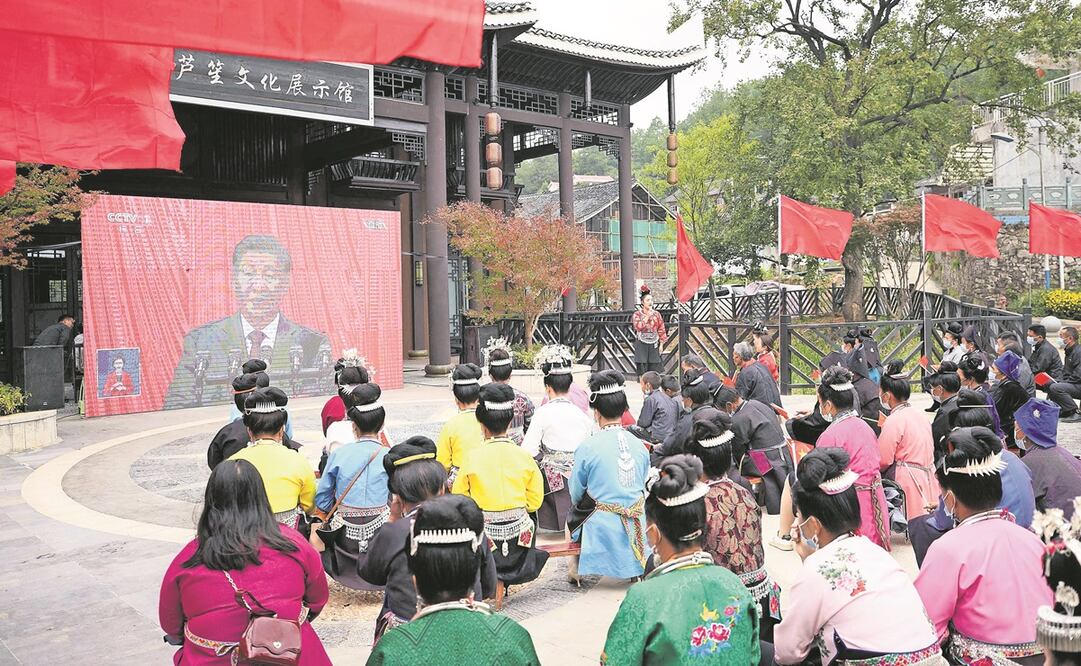 Miembros de diversas minorías étnicas observan la inauguración del vigésimo Congreso del Partido Comunista chino en Danzhai. 