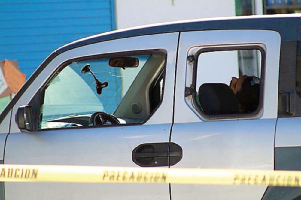 En la colonia Pueblo Nuevo, la mañana del domingo fue hallado el cuerpo de un hombre con varios impactos de bala en el interior de una camioneta (CORTESÍA EL MUNDO DIGITAL BCS)