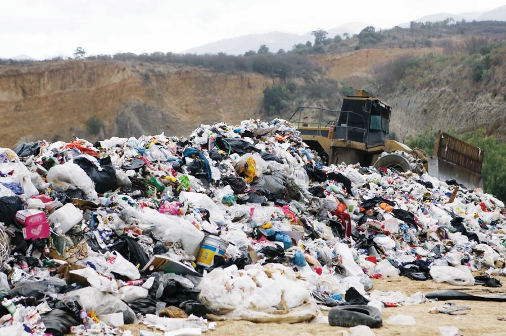 En el Estado de México hay 64 basureros gigantes, por lo que Medio Ambiente busca convenios con la IP para que los opere hasta por 30 años. (ARCHIVO EL UNIVERSAL)