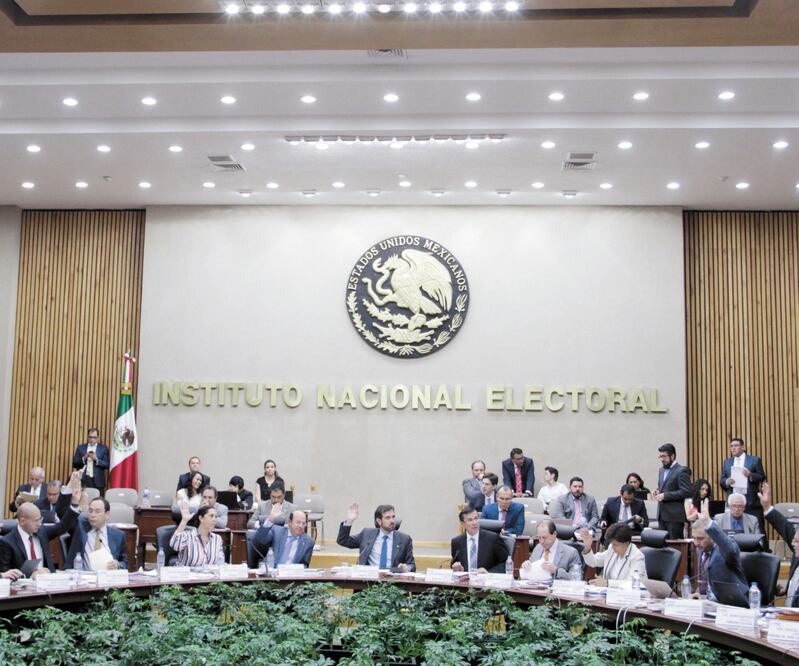 El Consejo General del INE le ordenó al Ejecutivo que se abstenga de emitir expresiones de índole electoral. Foto: ARCHIVO EL UNIVERSAL