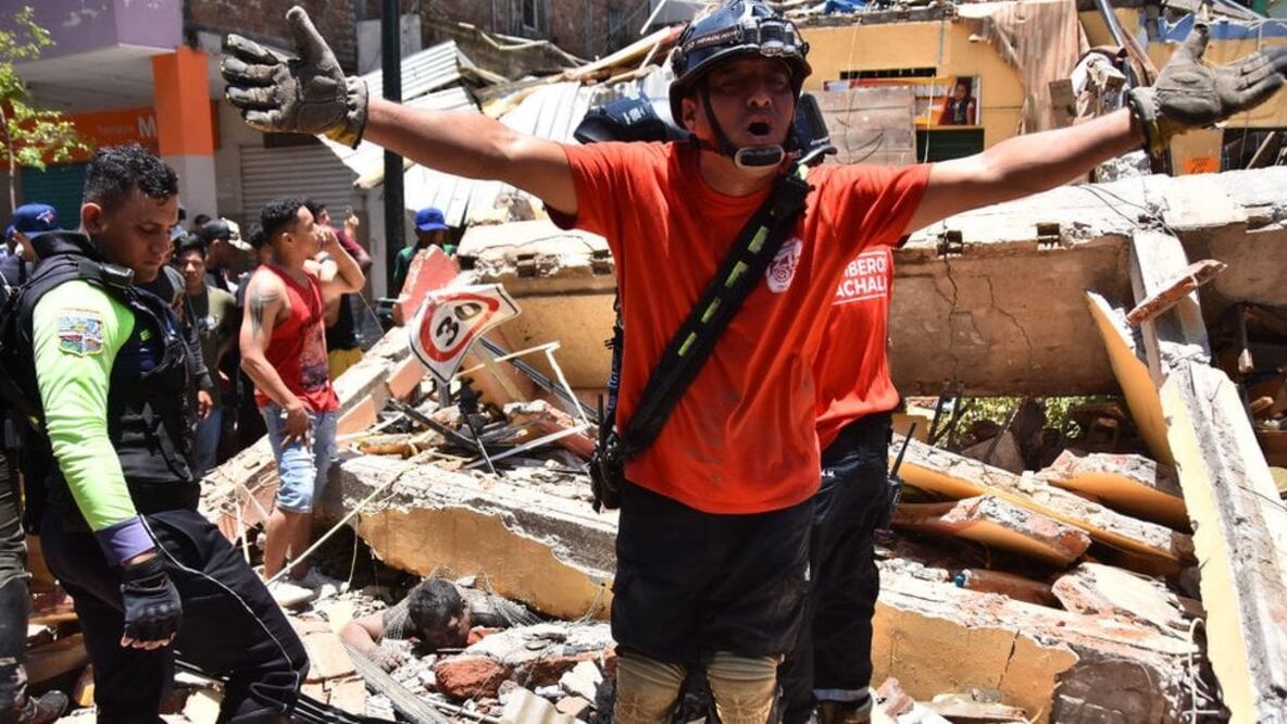 En la ciudad de Machala se registraron varias viviendas destruidas y vehículos aplastados en las calles. Foto: Getty Images