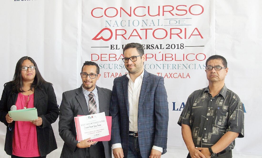 Fabián David Ríos Pérez (segundo de izq a der) agradeció a EL UNIVERSAL la organización de estos encuentros porque son foros, precisó, donde los jóvenes pueden expresar sus ideas con plena libertad  (OMAR CONTRERAS. EL UNIVERSAL)