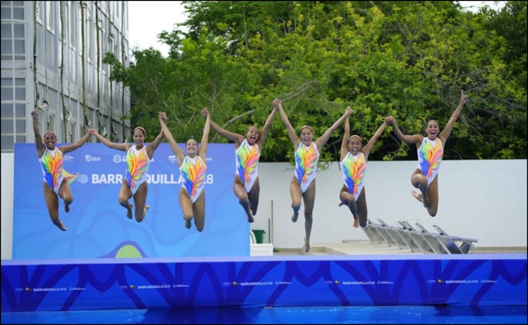 Equipo mexicano de Nado Sincronizado celebra su tercera medalla de oro en Barranquilla 2018. @karemachach