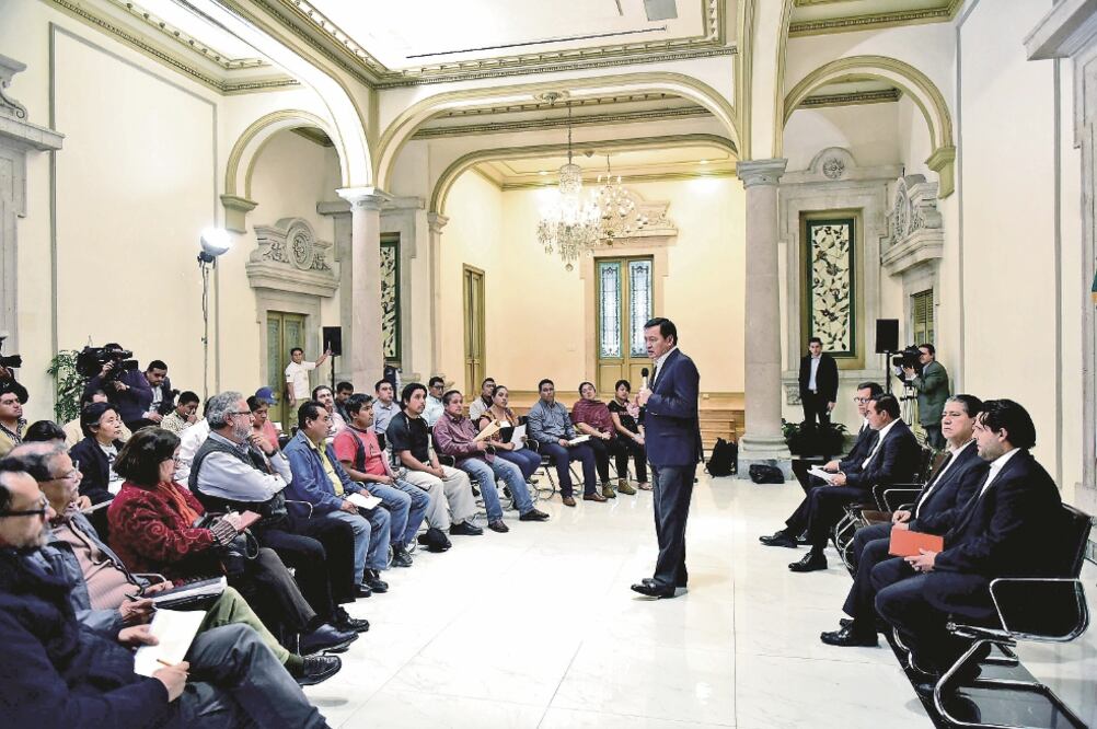 En la reunión con habitantes de Nochixtlán y maestros de la CNTE, el gobierno federal propuso instalar mesas de negociación (VALENTE ROSAS. EL UNIVERSAL)