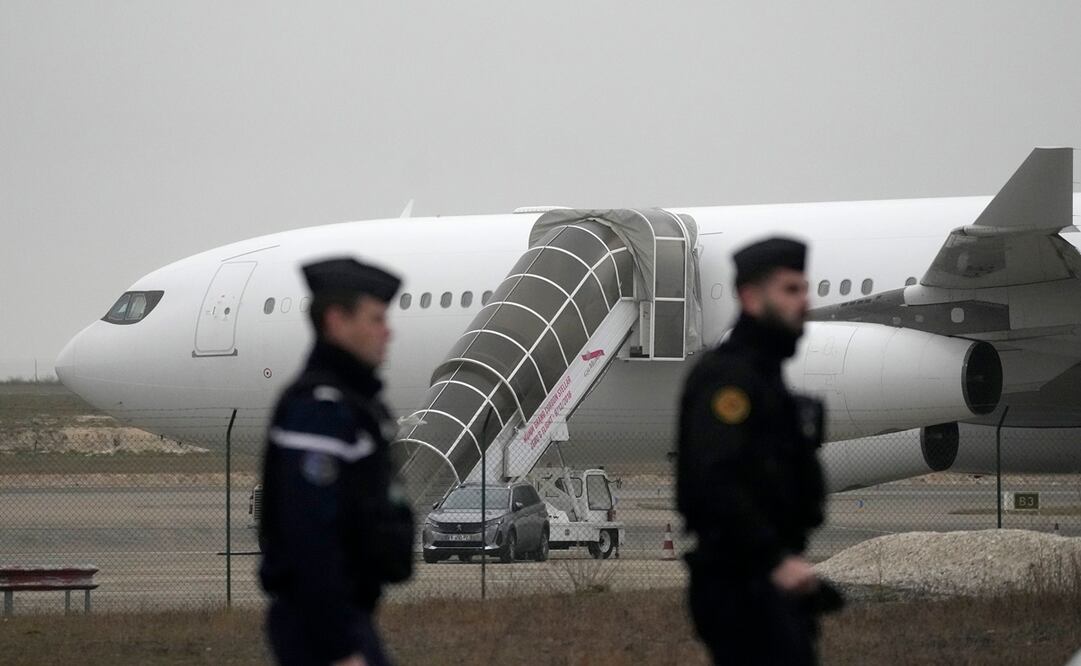 Gendarmes patrullan junto a un avión detenido por la policía por sospechas de que podría llevar a víctimas del tráfico de personas, en el aeropuerto de Vary, este de Francia, Foto: AP.
