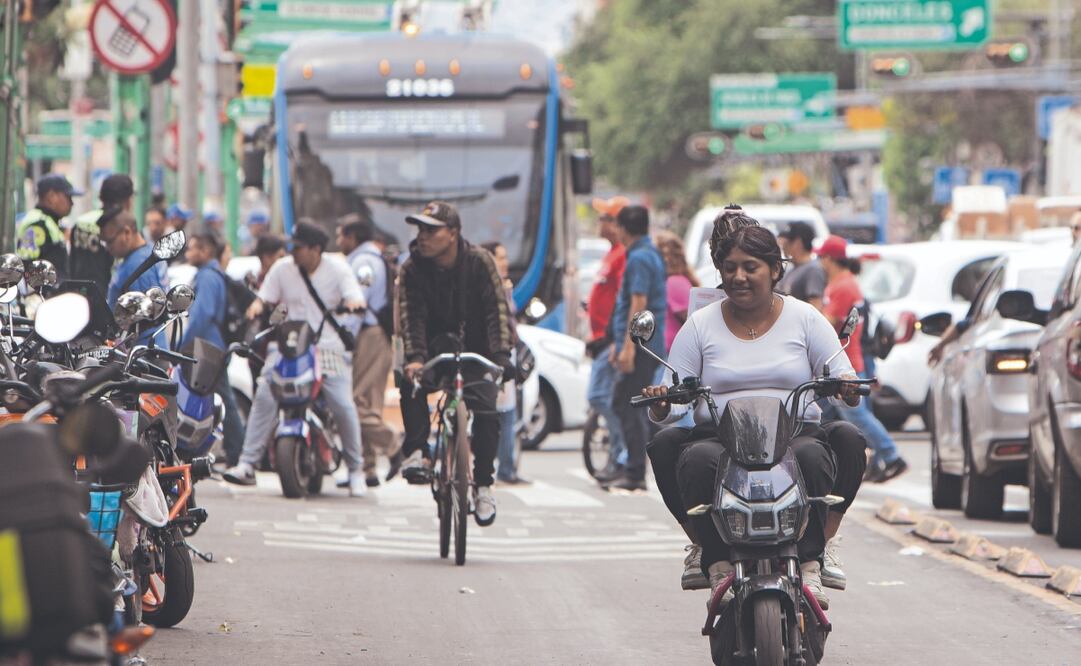 La circulación de bicimotos se ha vuelto conflictiva en el carril confinado del Trolebús en Eje Central. Foto: de Darío Luna. El Universal