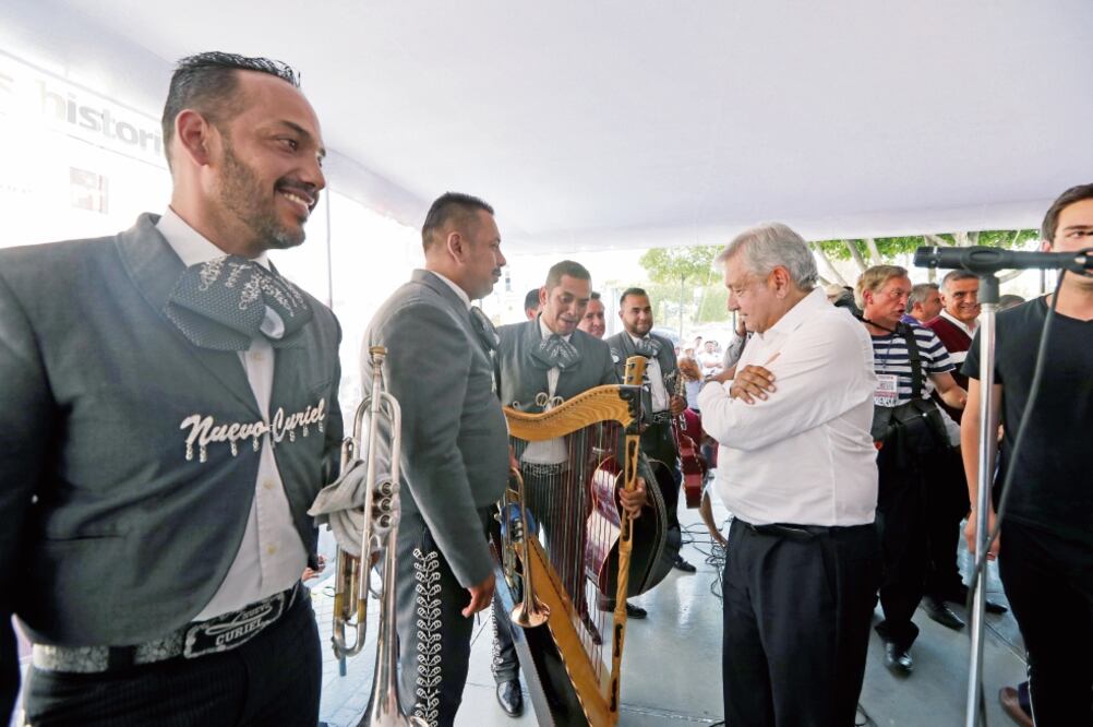 Andrés Manuel López Obrador fue recibido por simpatizantes con mariachis, en el municipio de La Barca, Jalisco. Foto: VALENTE ROSAS. EL UNIVERSAL