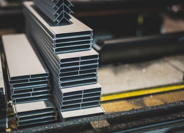 EU publica oficialmente aranceles de 25% a acero y aluminio; Casa Blanca acusa a México de recibir inversiones chinas en aluminio